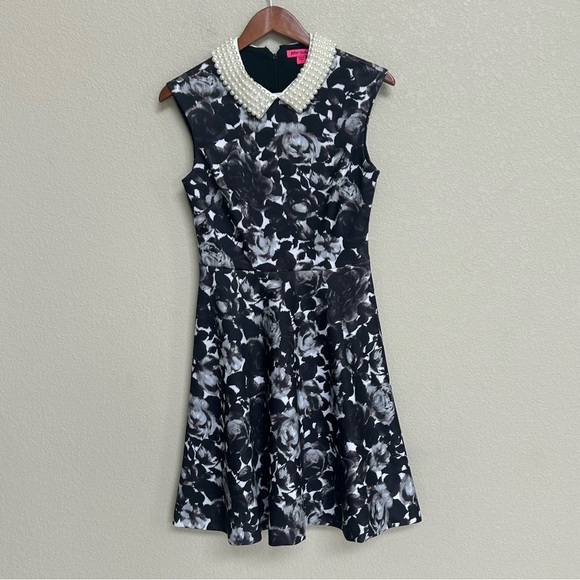 Betsey Johnson Sleeveless Black Floral Fit & Flare Dress Pearl Collar 2 - Picture 1 of 6